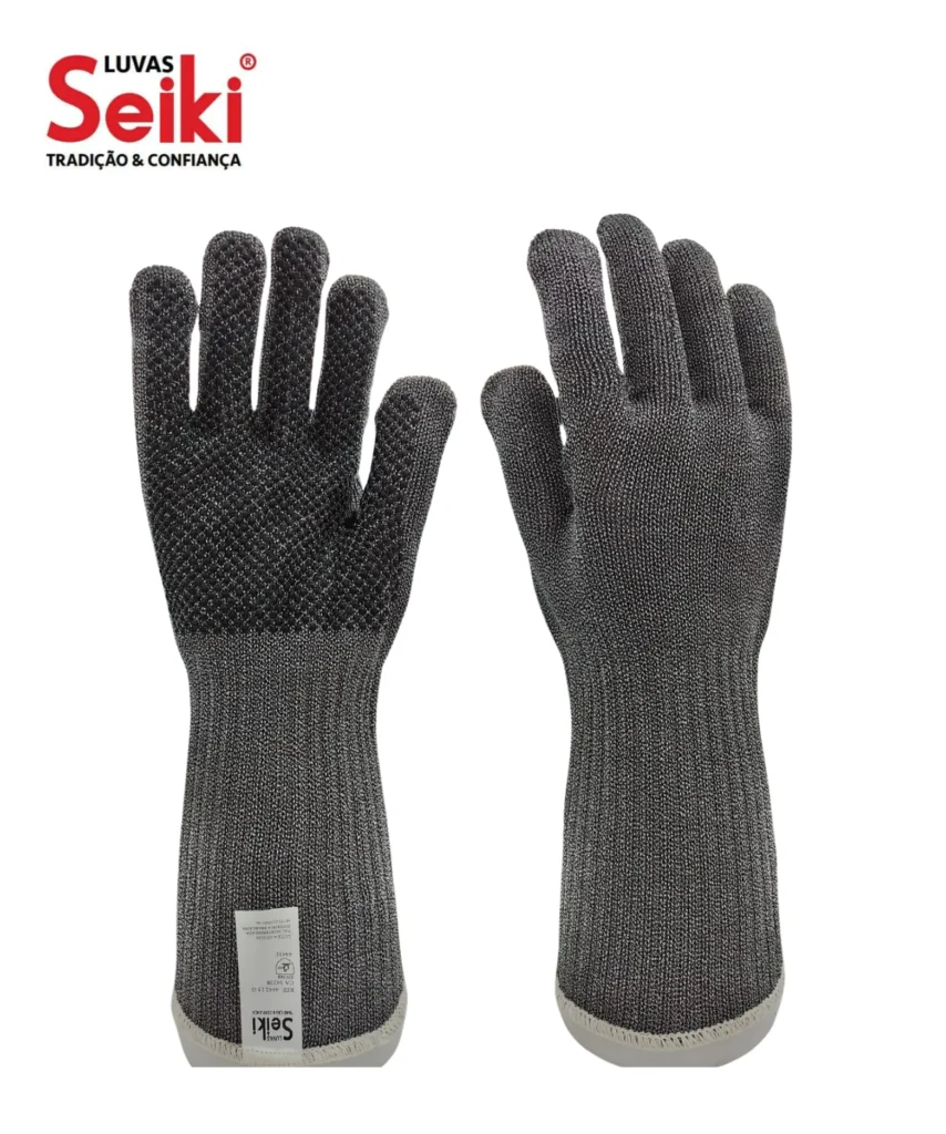 Luva de segurança confeccionada com 4 fios de alma de aço, com pigmento em PVC na palma e face palmar dos dedos, com acabamento em overloque. Marca Seiki CA 34228 - Referência 4442.15