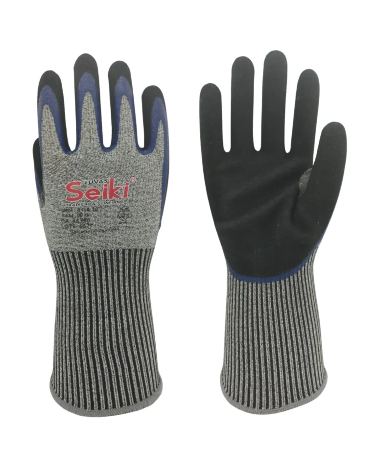 Luvas de segurança confeccionadas com polietileno de alta densidade cinza, banhada em látex nitrílico azul e espuma nitrílica, punho com látex, acabamento em overloque com elástico. Marca Seiki CA 45660 - Referência 8118.10