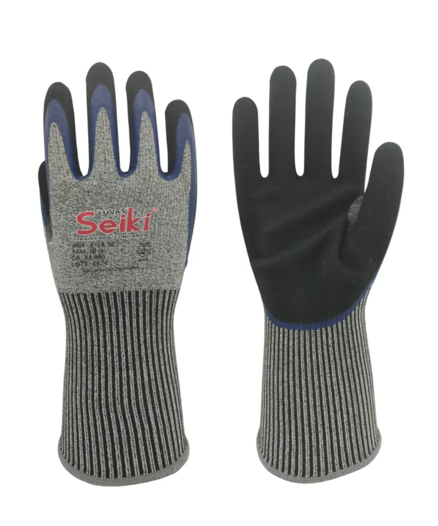 Luvas de segurança confeccionadas com polietileno de alta densidade cinza, banhada em látex nitrílico azul e espuma nitrílica, punho com látex, acabamento em overloque com elástico. Marca Seiki CA 45660 - Referência 8118.10